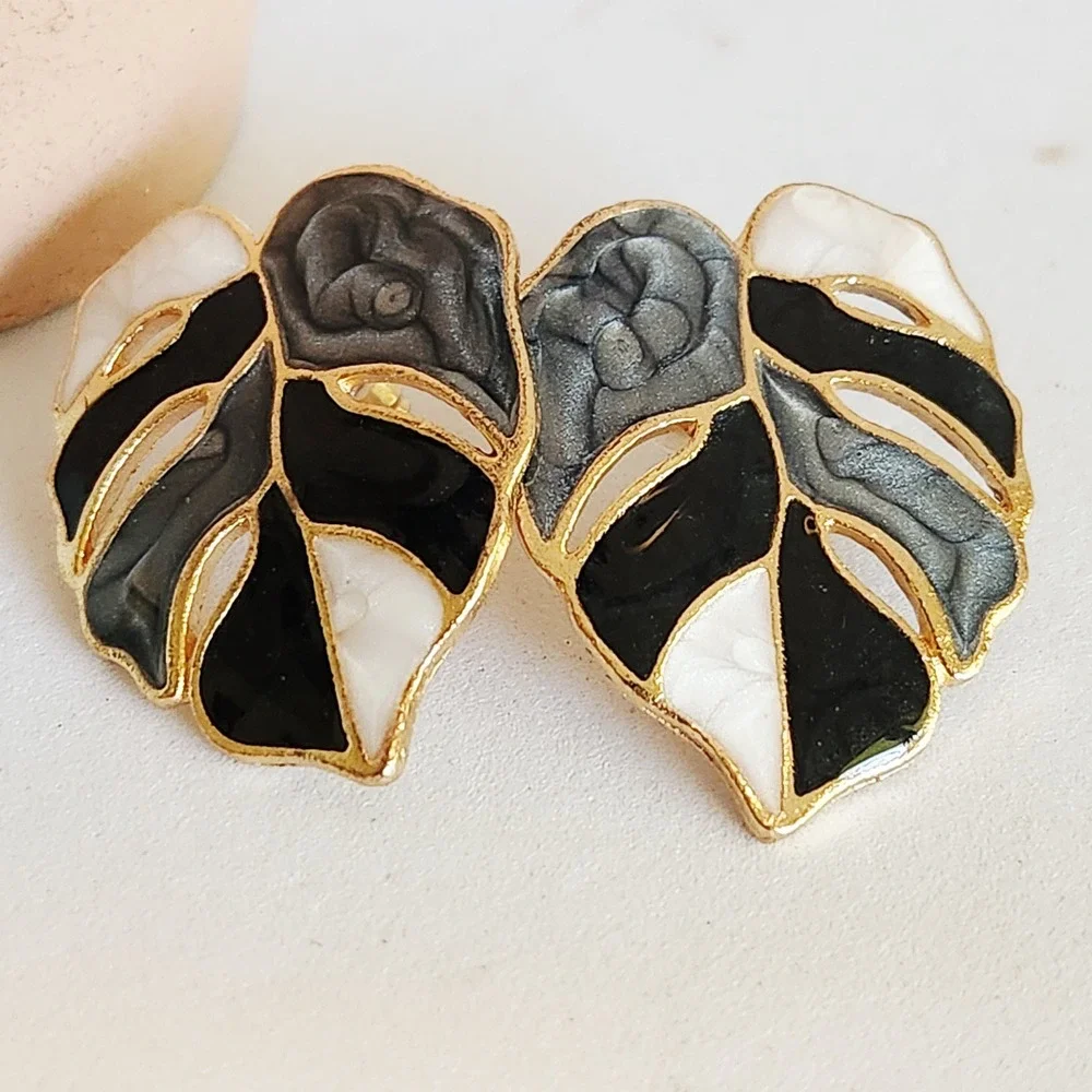 Monstera Leaf Stud Earrings Black White Grey Marbled Enamel Gold Tone‎ Tropical